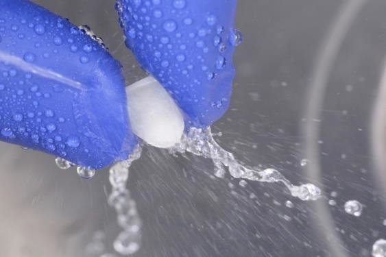 cimentarea fatetelor - Curatarea fatetei din ceramica vitroasa dupa gravare